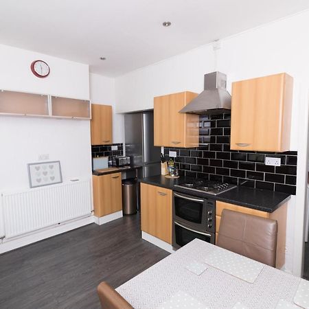 Entire House - 2 Bedroom - 3 Bed - Free Wifi - Tv Clayton-le-Moors 외부 사진