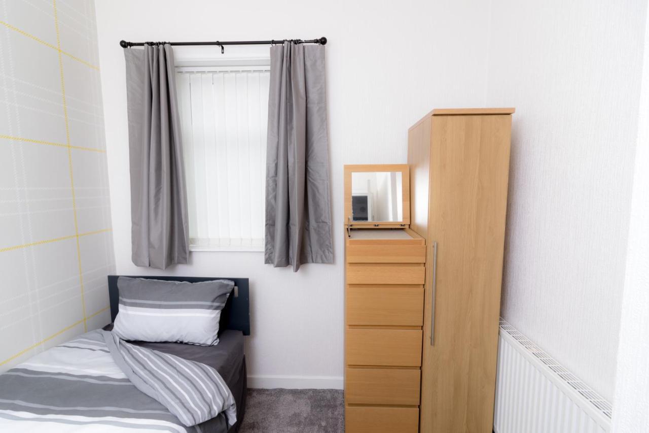 Entire House - 2 Bedroom - 3 Bed - Free Wifi - Tv Clayton-le-Moors 외부 사진