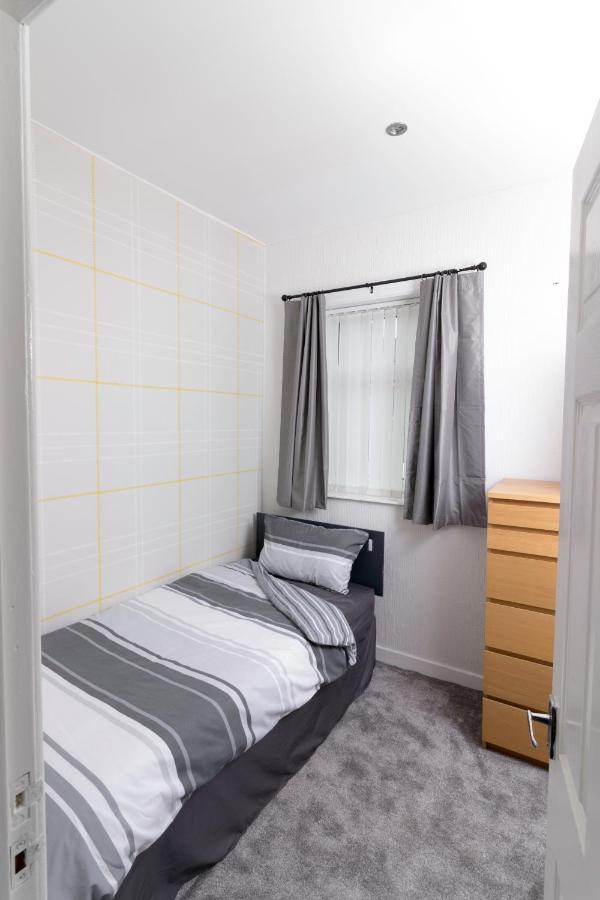 Entire House - 2 Bedroom - 3 Bed - Free Wifi - Tv Clayton-le-Moors 외부 사진