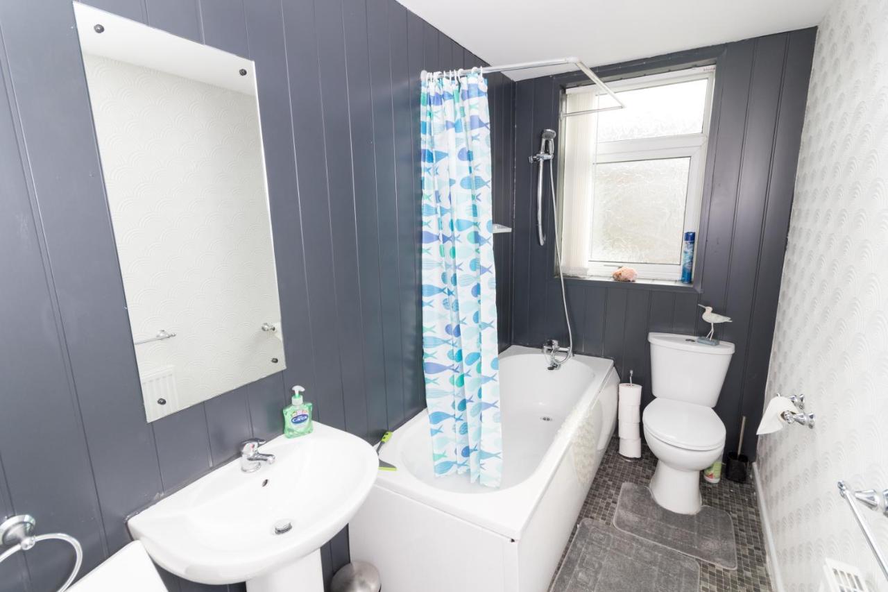 Entire House - 2 Bedroom - 3 Bed - Free Wifi - Tv Clayton-le-Moors 외부 사진