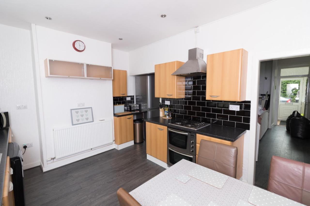 Entire House - 2 Bedroom - 3 Bed - Free Wifi - Tv Clayton-le-Moors 외부 사진