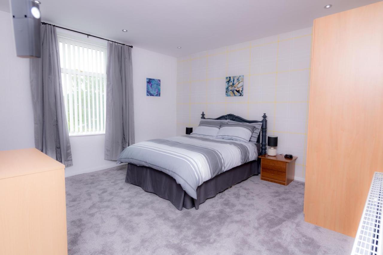 Entire House - 2 Bedroom - 3 Bed - Free Wifi - Tv Clayton-le-Moors 외부 사진