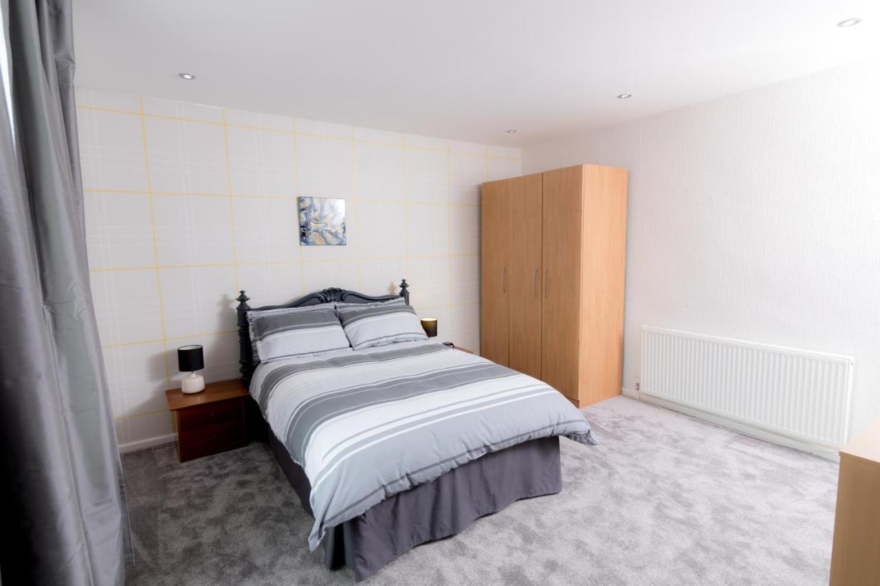 Entire House - 2 Bedroom - 3 Bed - Free Wifi - Tv Clayton-le-Moors 외부 사진