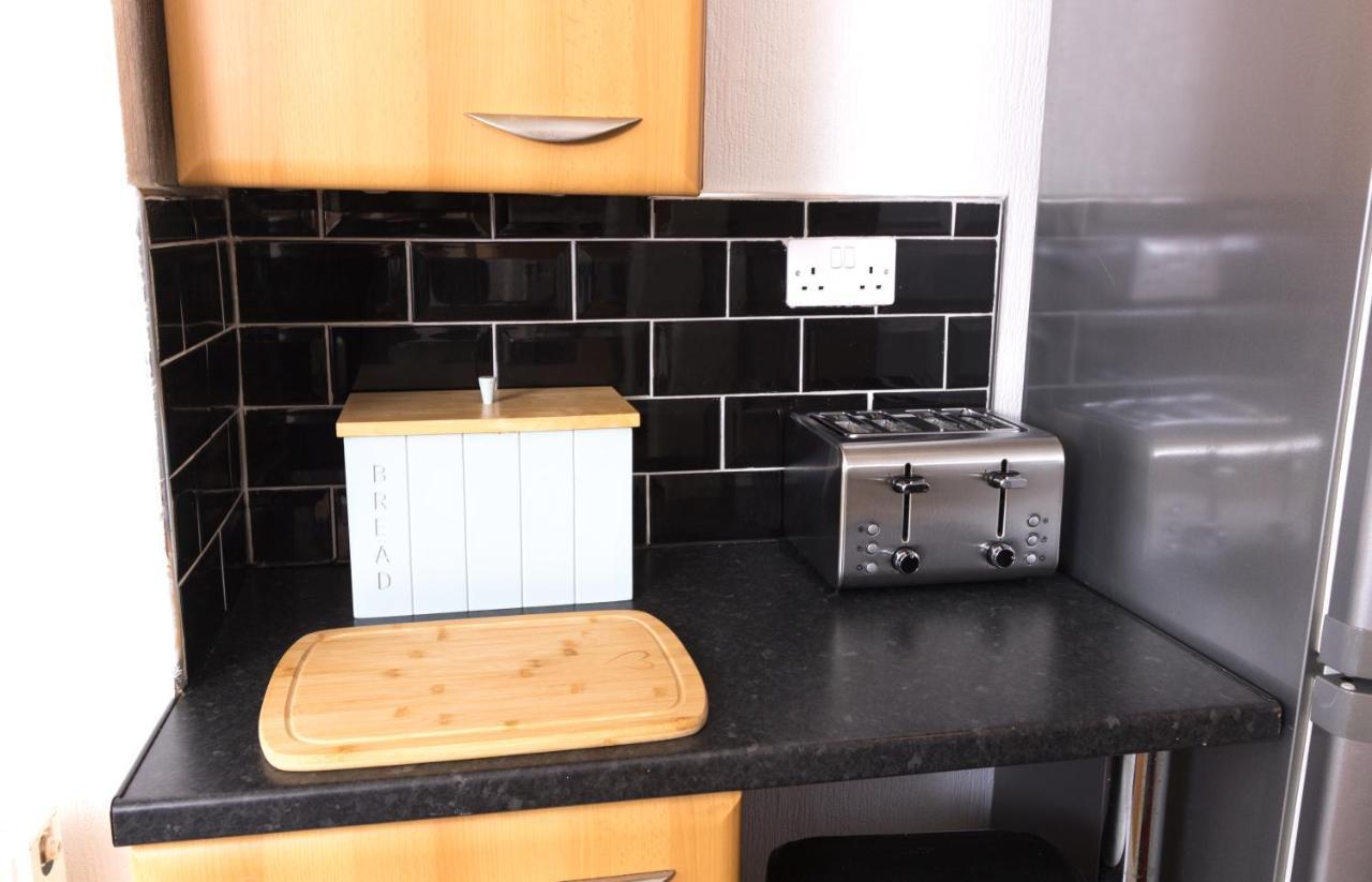 Entire House - 2 Bedroom - 3 Bed - Free Wifi - Tv Clayton-le-Moors 외부 사진
